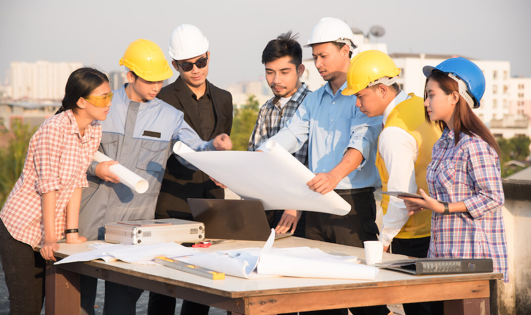 civil-engineers-discussions-on-construction-site